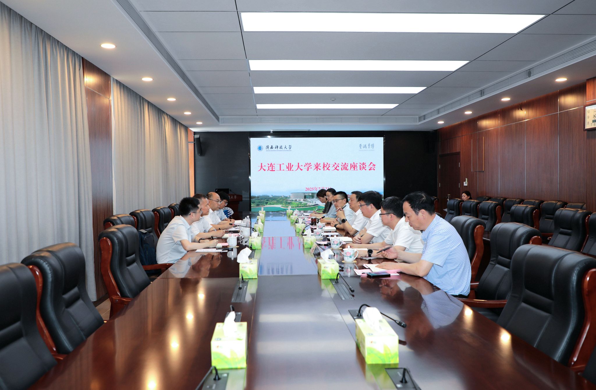 大連工業(yè)大學(xué)來(lái)陜西科技大學(xué)交流座談